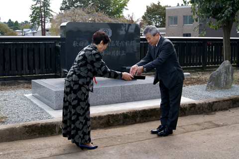 草彅良子 実行委員長 より樫尾尚樹 角館高校校長へ目録贈呈