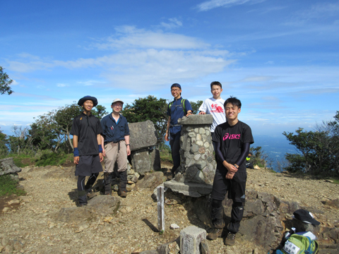 祖母山山頂にて笑顔の角館高校山岳部