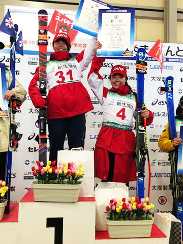 女子大回転で優勝の石塚結さんと3位入賞の水谷美穂さん